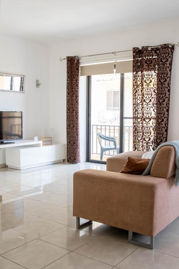 Spacious 3-Bedroom Apartment 30 Seconds From Sea Марсаскала Экстерьер фото