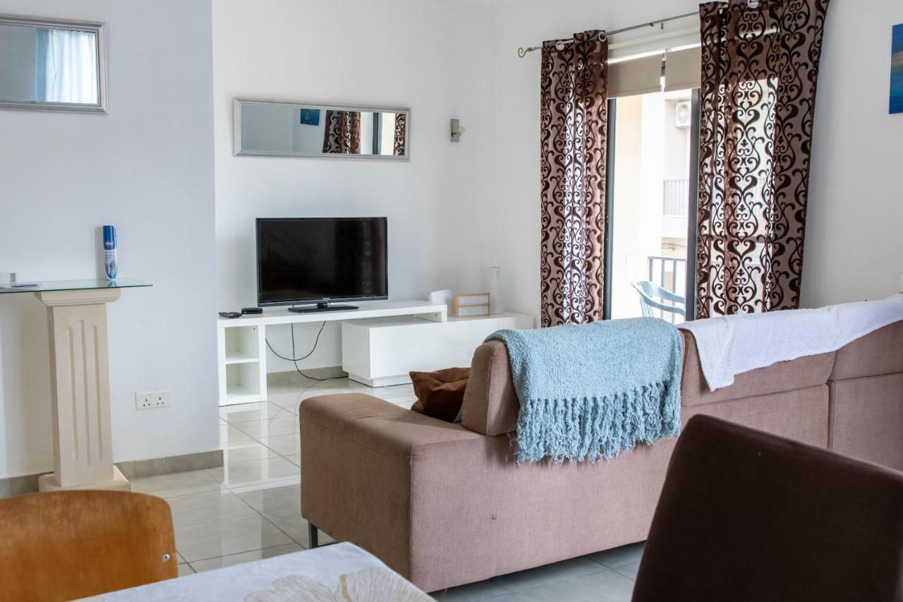 Spacious 3-Bedroom Apartment 30 Seconds From Sea Марсаскала Экстерьер фото