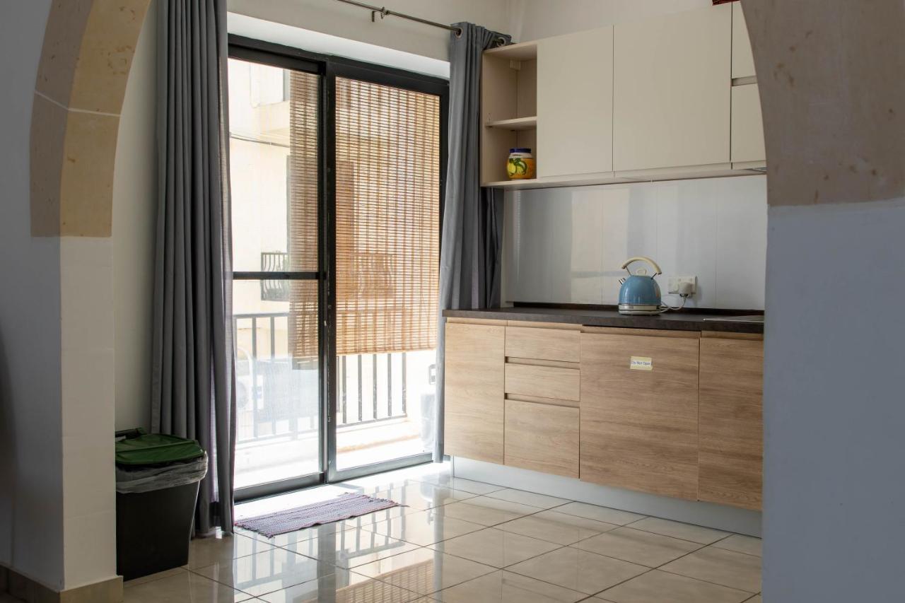 Spacious 3-Bedroom Apartment 30 Seconds From Sea Марсаскала Экстерьер фото