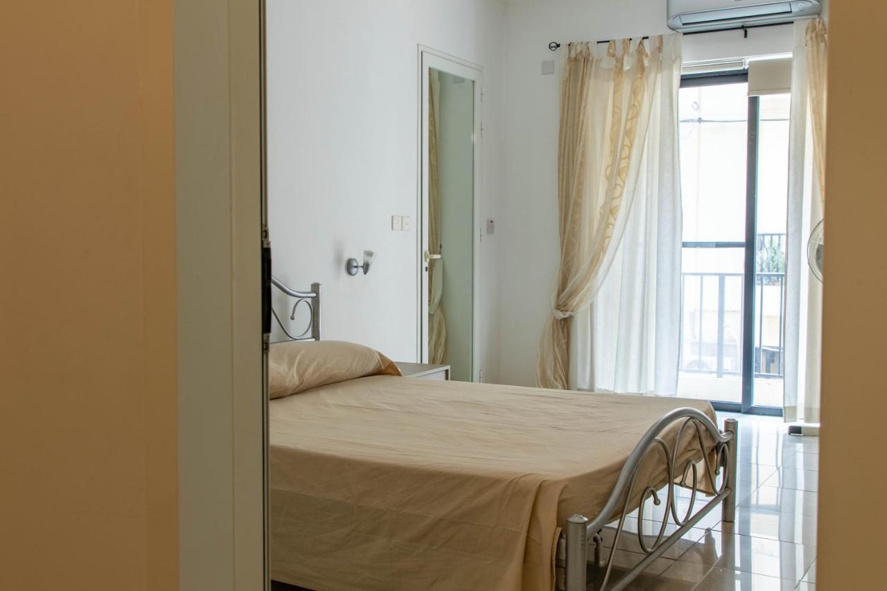 Spacious 3-Bedroom Apartment 30 Seconds From Sea Марсаскала Экстерьер фото
