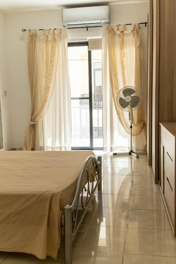 Spacious 3-Bedroom Apartment 30 Seconds From Sea Марсаскала Экстерьер фото
